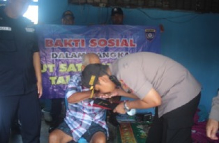 Kapolres Bateng Borong Habis Jualan Kakek Husen