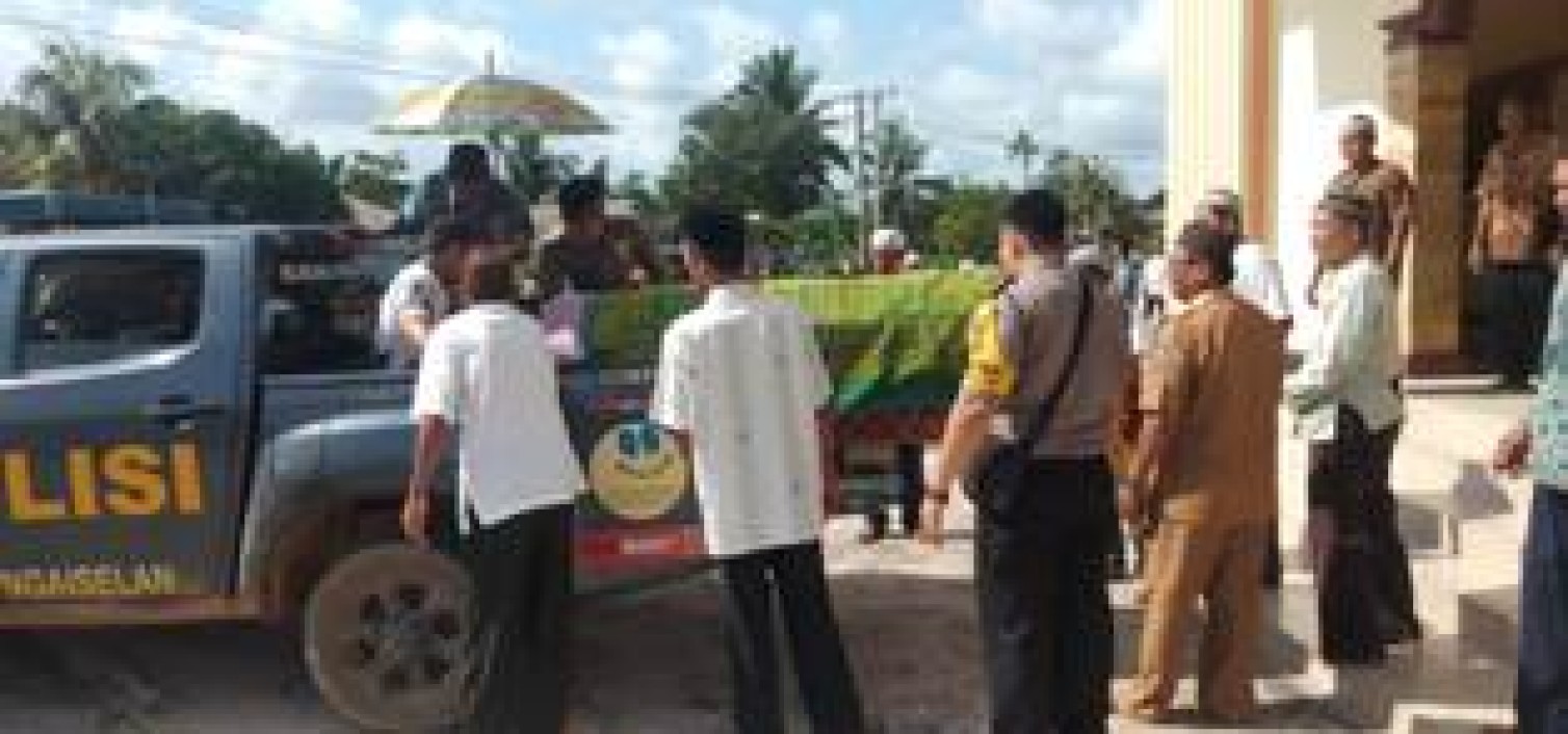 Mobil Patroli Polisi Bantu Hantarkan Jenazah Ke Pemakaman