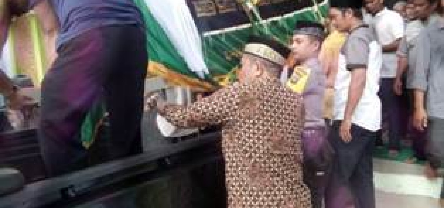 Bhabinkamtibmas Desa Cambai Sambang Duka Ke Warga Binaanya yang Meninggal