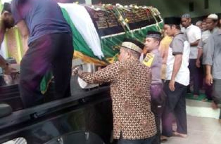 Bhabinkamtibmas Desa Cambai Sambang Duka Ke Warga Binaanya yang Meninggal