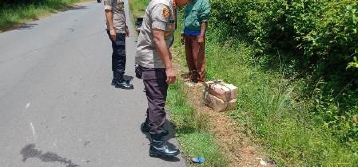 Kapolres Bangka Tengah Turun Dari Mobil Bantu Warga Kecelakaan