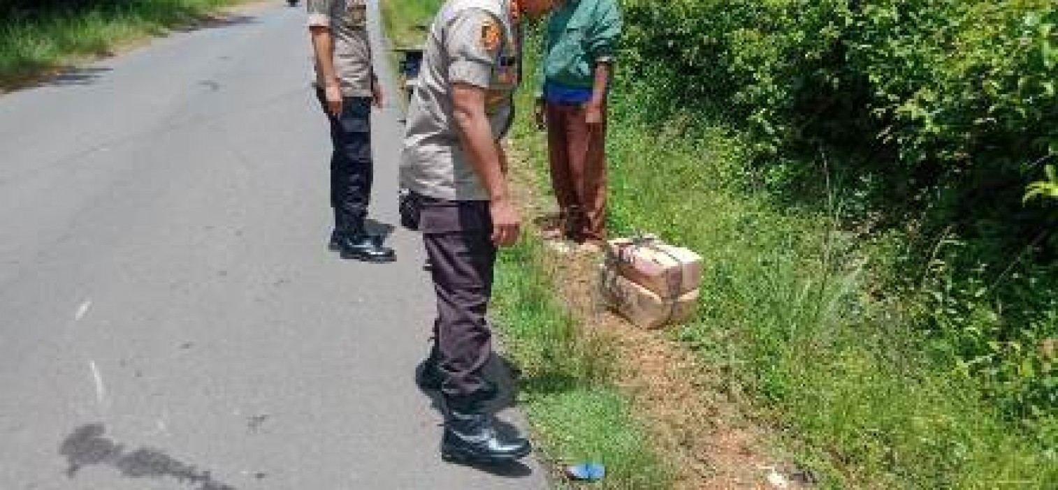 Kapolres Bangka Tengah Turun Dari Mobil Bantu Warga Kecelakaan