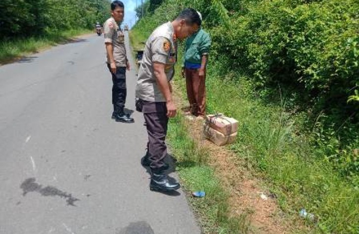 Kapolres Bangka Tengah Turun Dari Mobil Bantu Warga Kecelakaan