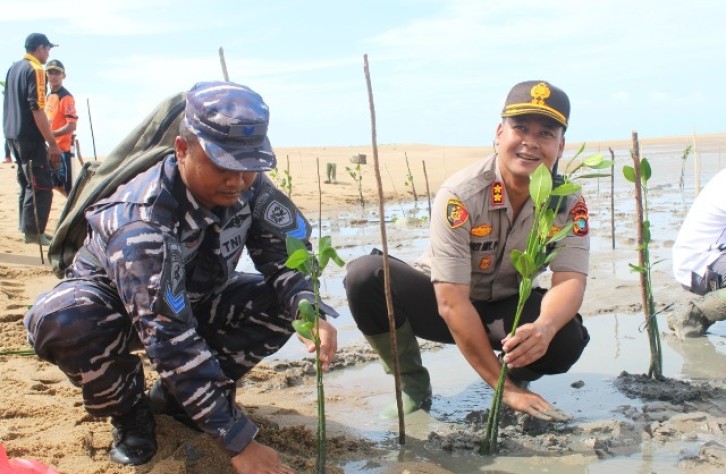 POLRES BANGKA TENGAH LAKUKAN GERAKAN PENGHIJAUAN DI PANTAI AMIR