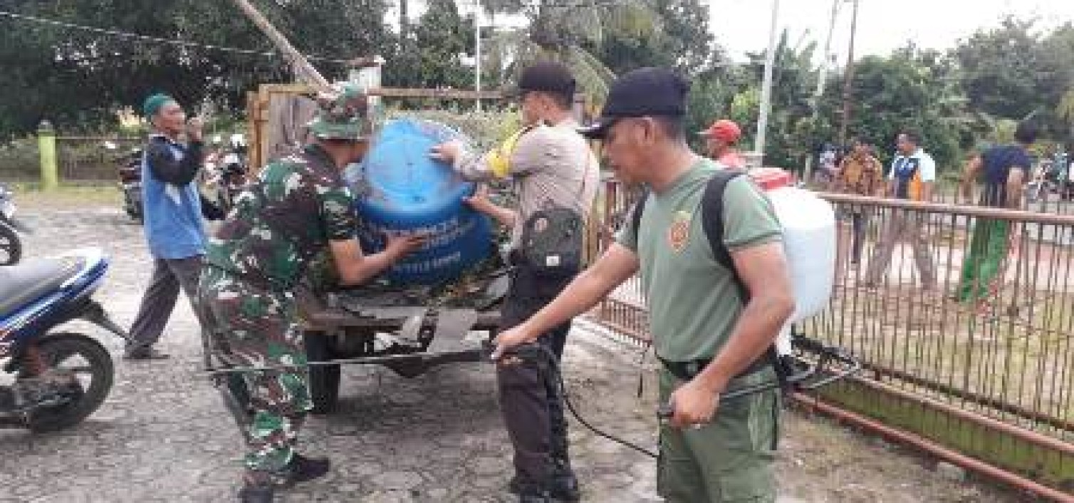 Kompak, Bhabinsa dan Bhabinkamtibmas Nibung Gotong Royong Bersama Warga