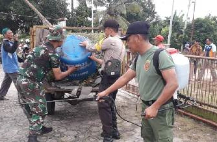 Kompak, Bhabinsa dan Bhabinkamtibmas Nibung Gotong Royong Bersama Warga
