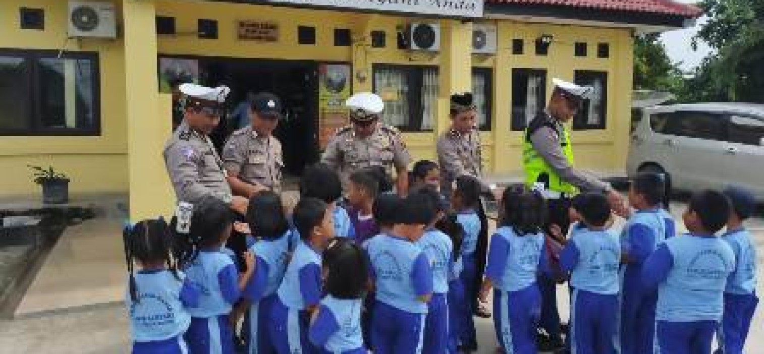 Kunjungan TK Lubuk Lestari Ke Polsek Lubuk Besar, Duet Kasat lantas dan Kapolsek edukasi Keselamatan Berlalu lintas