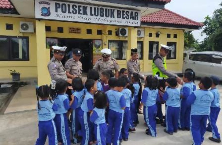 Kunjungan TK Lubuk Lestari Ke Polsek Lubuk Besar, Duet Kasat lantas dan Kapolsek edukasi Keselamatan Berlalu lintas