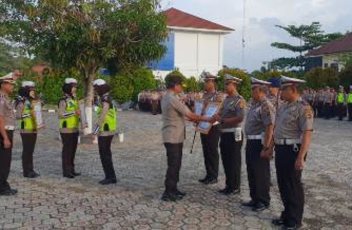 Kasat Lantas Terima Penghargaan Zero Accident