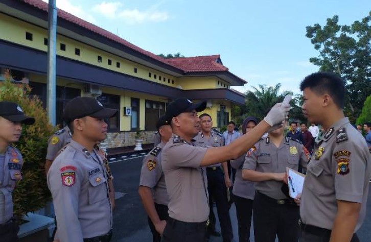 Personil Polres bangka tengah Cek Suhu Tubuh Cegah Virus Covid 19