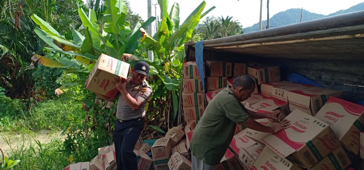 Personil Polsek Simpang Katis Bantu Evakuasi Laka Lantas Truk Pengangkut Minyak Goreng