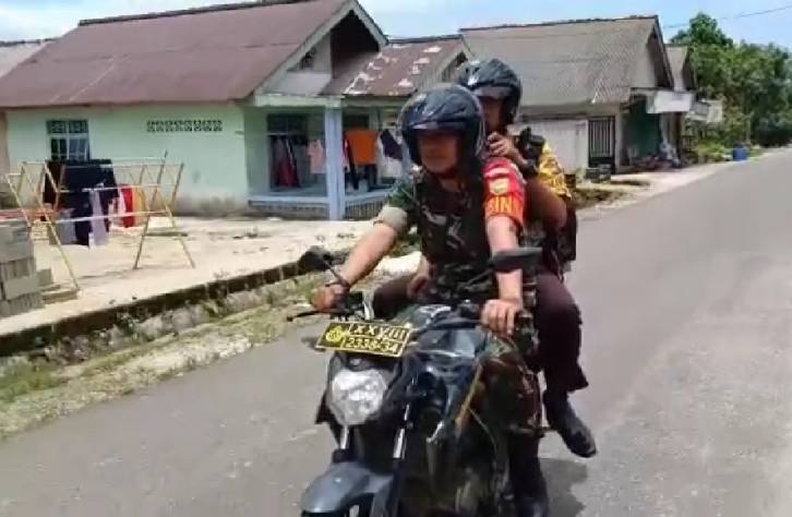 TNI – Polri Bahu Membahu Menghimbau Warga Bangka Tengah Hindari Keramaian
