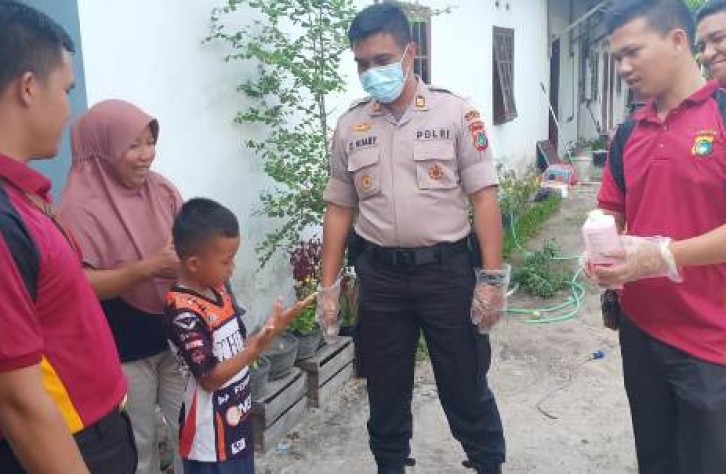 Kapolsek Koba Edukasi Masyarakat Cuci Tangan yang Baik dan Benar
