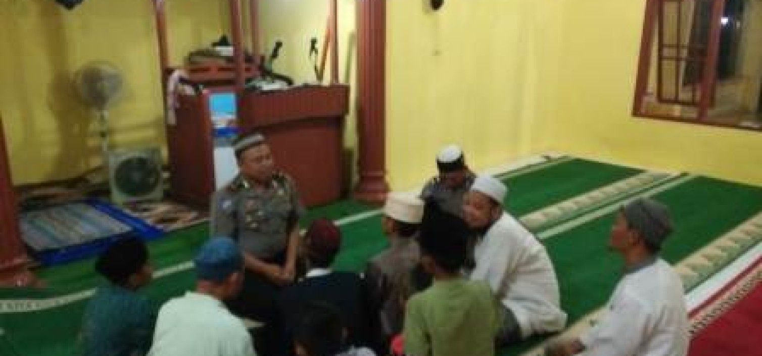 Sholat Berjamaah Dengan Masyarakat, Kasat Lantas Sampaikan Pesan Kamtibmas