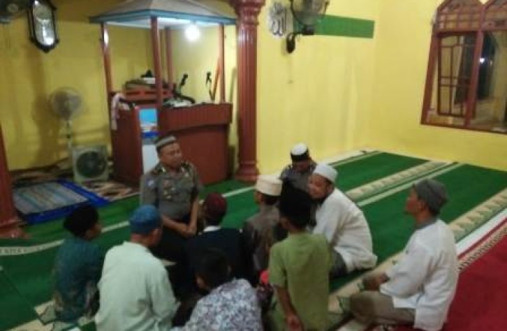 Sholat Berjamaah Dengan Masyarakat, Kasat Lantas Sampaikan Pesan Kamtibmas