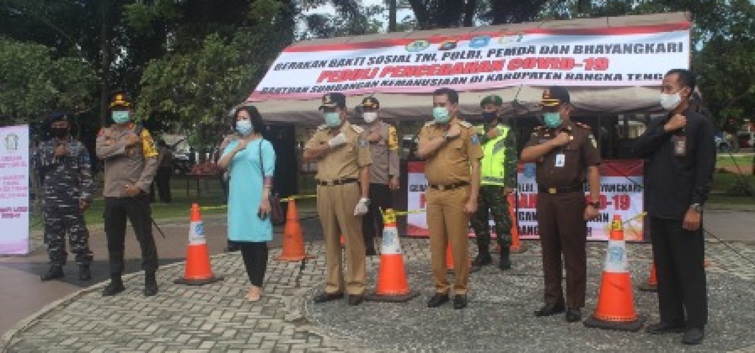 Bersama Forkopimda, Kapolres Bangka tengah Bagikan Paket Sembako