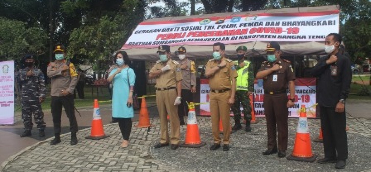 Bersama Forkopimda, Kapolres Bangka tengah Bagikan Paket Sembako