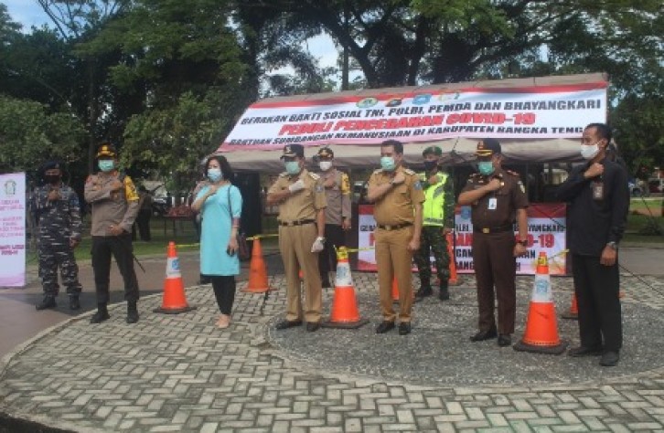 Bersama Forkopimda, Kapolres Bangka tengah Bagikan Paket Sembako