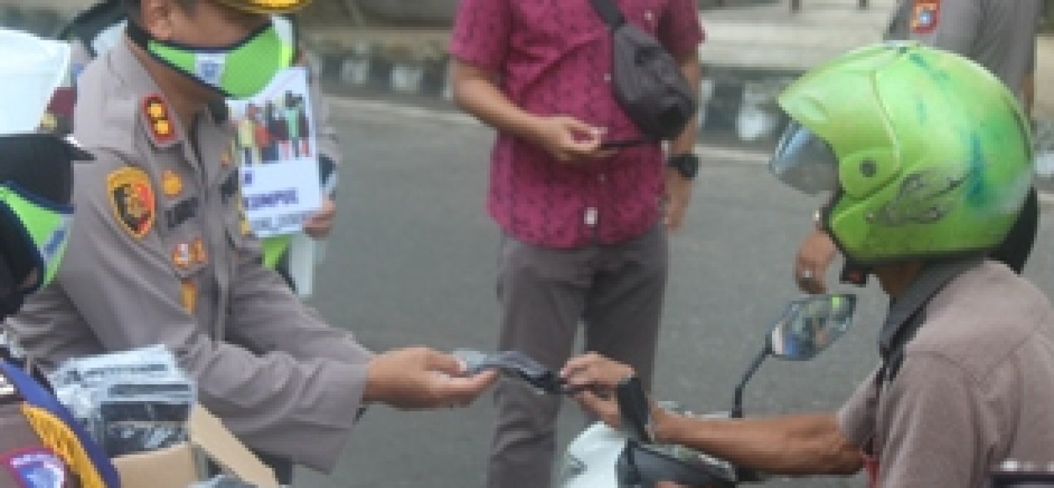 Wajib Pakai Masker : Kapolres Bateng Bagikan Masker dan Hand Sanitizer