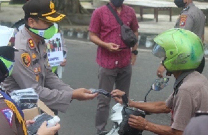 Wajib Pakai Masker : Kapolres Bateng Bagikan Masker dan Hand Sanitizer