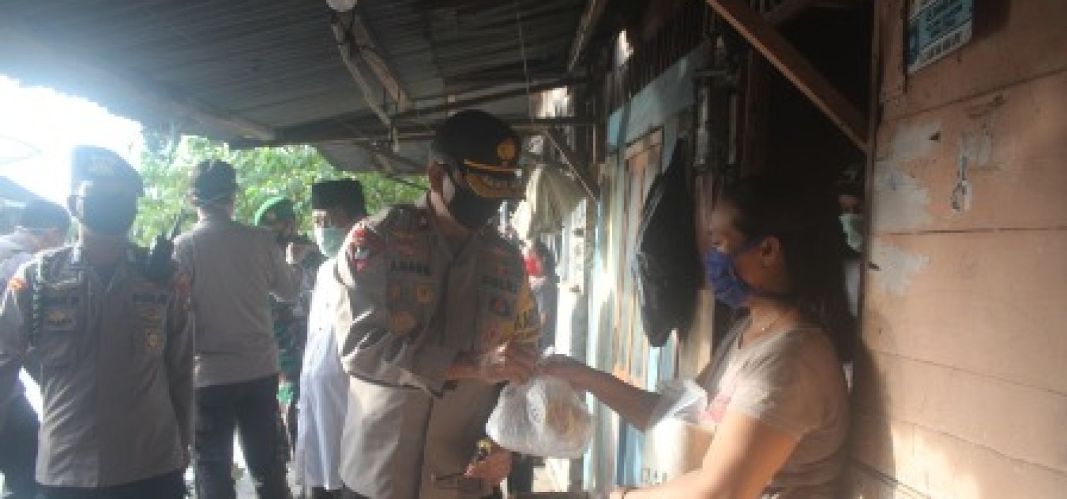 Kapolda Babel Bagikan Bantuan Paket Sembako dan Takjil Di Bangka tengah
