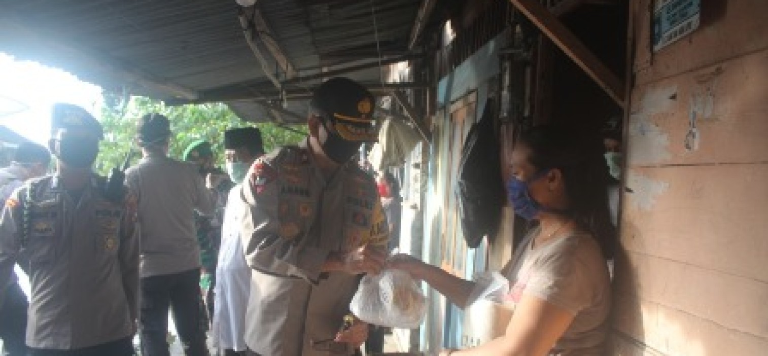 Kapolda Babel Bagikan Bantuan Paket Sembako dan Takjil Di Bangka tengah