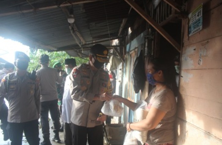 Kapolda Babel Bagikan Bantuan Paket Sembako dan Takjil Di Bangka tengah