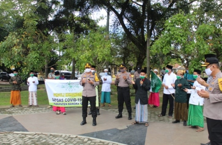 Kapolres Bangka Tengah Dampingi Distrisbusi 1000 Paket Sembako PC NU Bateng