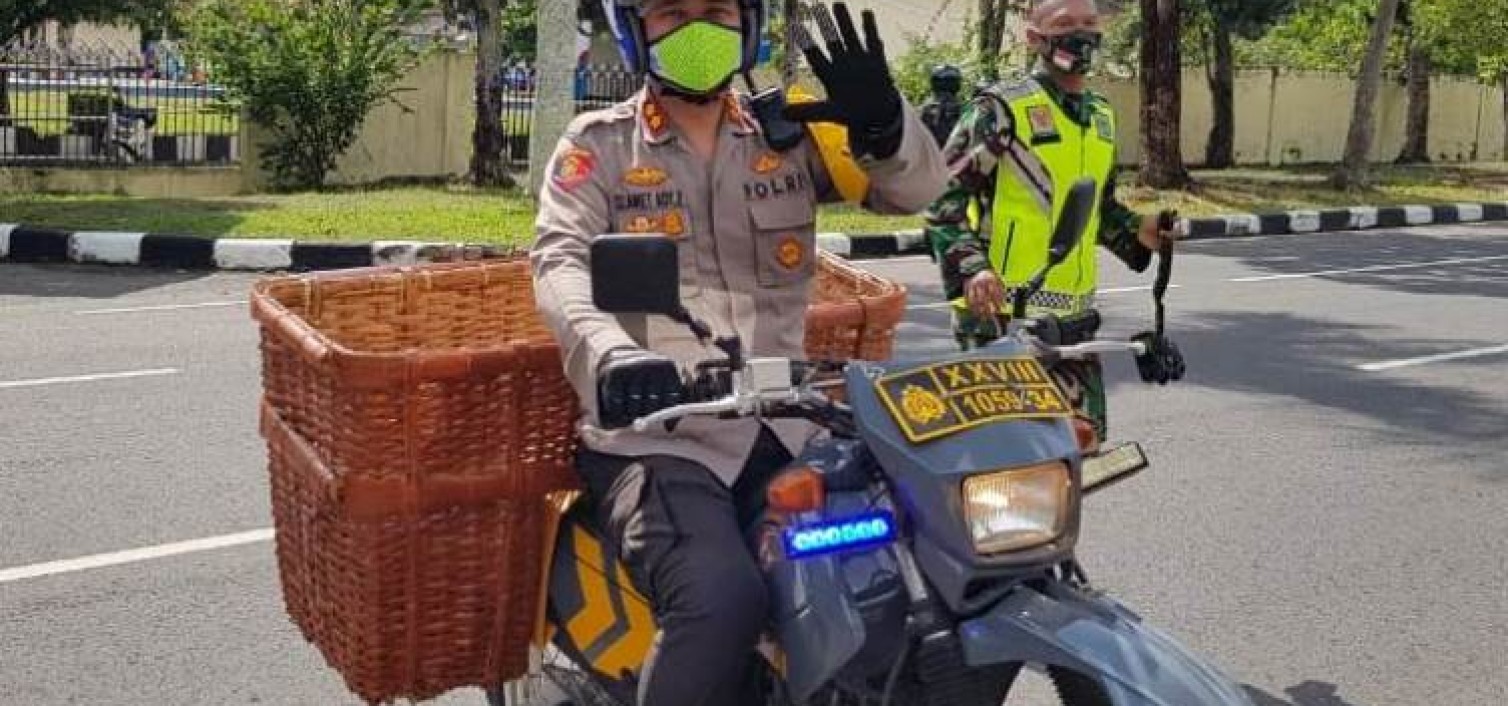 Kendarai Motor, Akbp. Slamet Ady Berkeliling Desa Beruas Bagi Sembako
