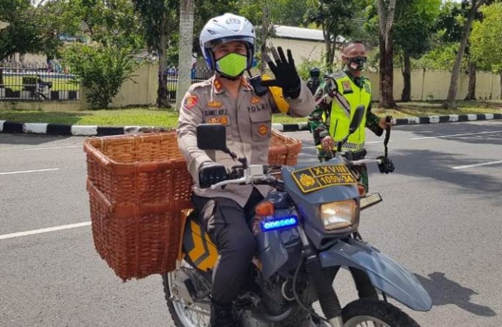 Kendarai Motor, Akbp. Slamet Ady Berkeliling Desa Beruas Bagi Sembako