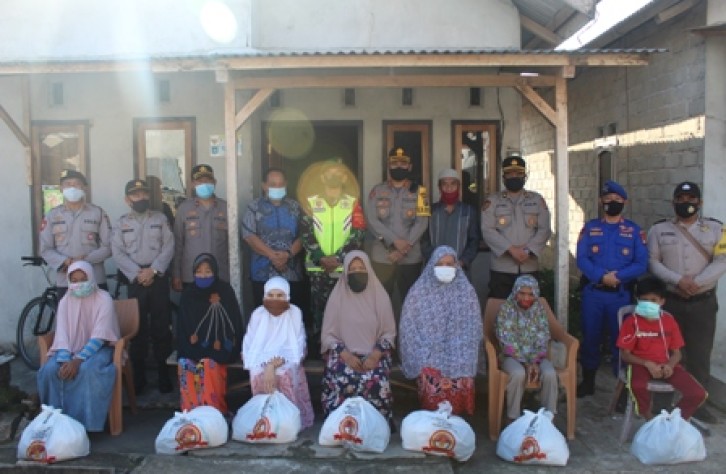 Kapolres bangka tengah salurkan 400 paket sembako dalam menyambut hari bhayangkara ke-74