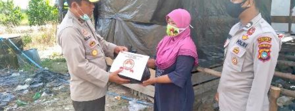 Personil Polres Bangka Tengah salurkan 75 bantuan paket Sembako kepada masyarakat Dusun Jongkong