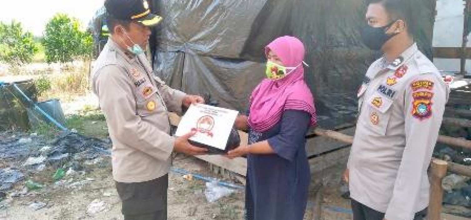 Personil Polres Bangka Tengah salurkan 75 bantuan paket Sembako kepada masyarakat Dusun Jongkong