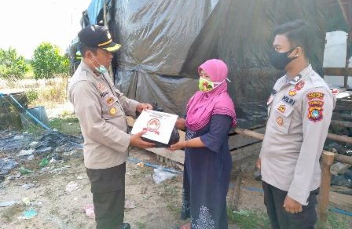 Personil Polres Bangka Tengah salurkan 75 bantuan paket Sembako kepada masyarakat Dusun Jongkong