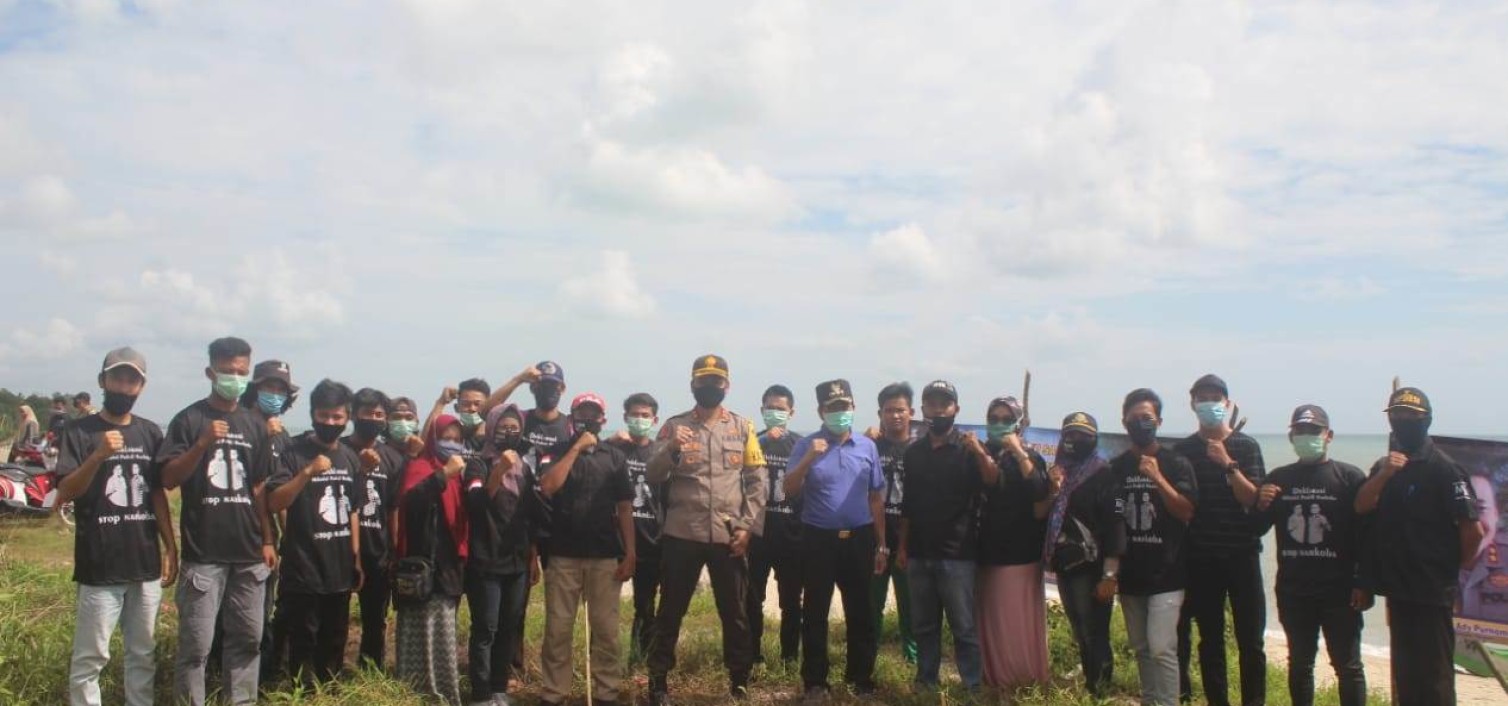 Kapolres Bangka Tengah bersama dengan Forkopimda Bateng melakukan penanaman pohon cemara laut dan tanaman buah di Pantai laut Nadi 4 Dusun Nadi Desa Perlang