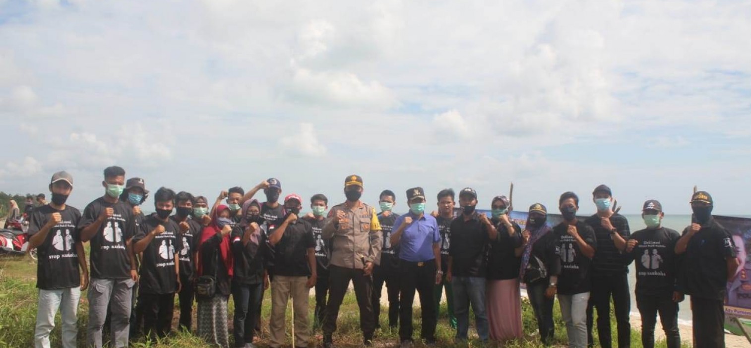 Kapolres Bangka Tengah bersama dengan Forkopimda Bateng melakukan penanaman pohon cemara laut dan tanaman buah di Pantai laut Nadi 4 Dusun Nadi Desa Perlang