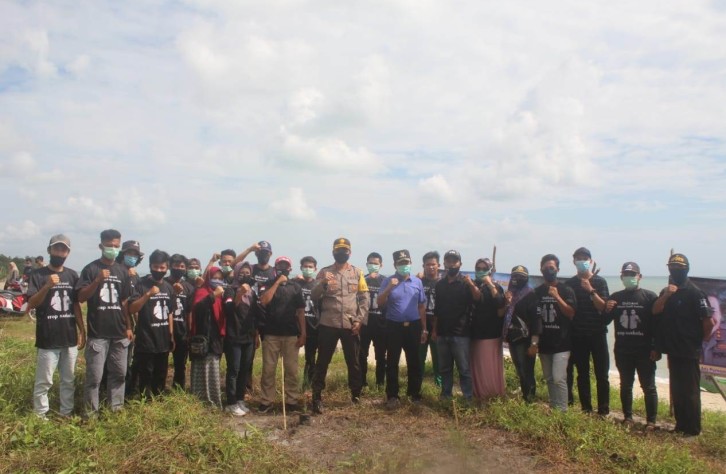 Kapolres Bangka Tengah bersama dengan Forkopimda Bateng melakukan penanaman pohon cemara laut dan tanaman buah di Pantai laut Nadi 4 Dusun Nadi Desa Perlang