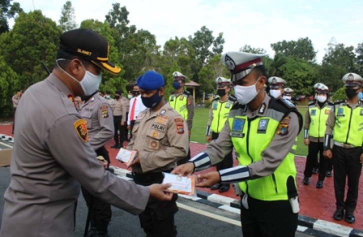 Bhayangkari Bangka Tengah bagikan Suplemen dan Vitamin kepada Personil Polres Bangka Tengah