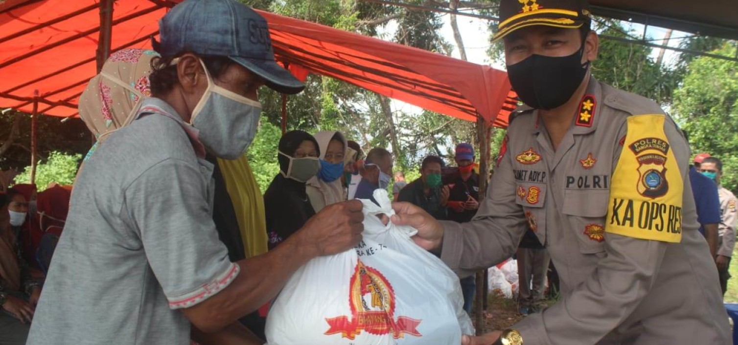 kapolres bangka tengah salurkan 50 paket sembako kepada masyarakat dusun nadi dalama rangka Hari bhayangkara Ke-74