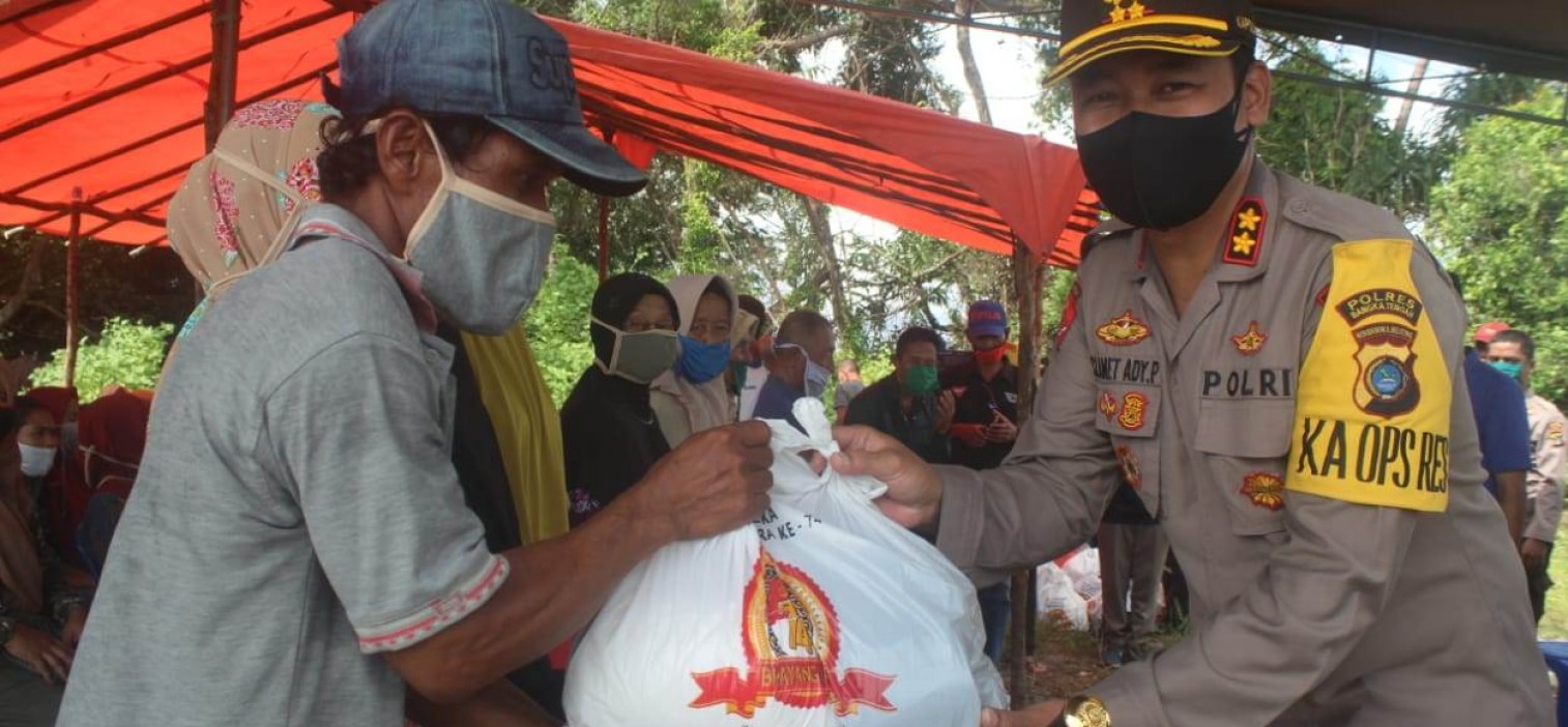 kapolres bangka tengah salurkan 50 paket sembako kepada masyarakat dusun nadi dalama rangka Hari bhayangkara Ke-74