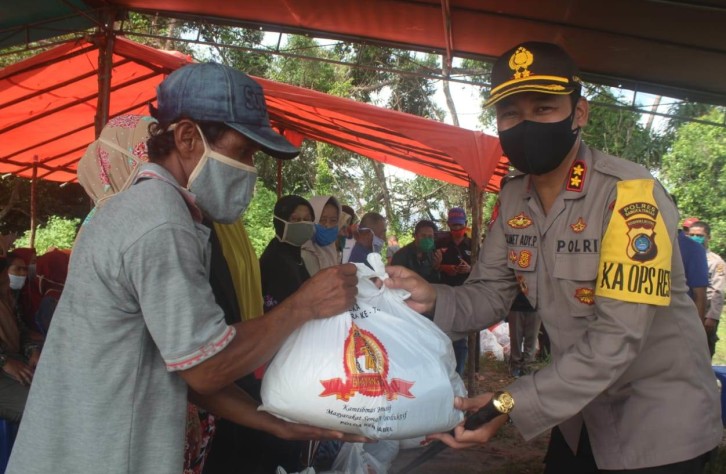 kapolres bangka tengah salurkan 50 paket sembako kepada masyarakat dusun nadi dalama rangka Hari bhayangkara Ke-74