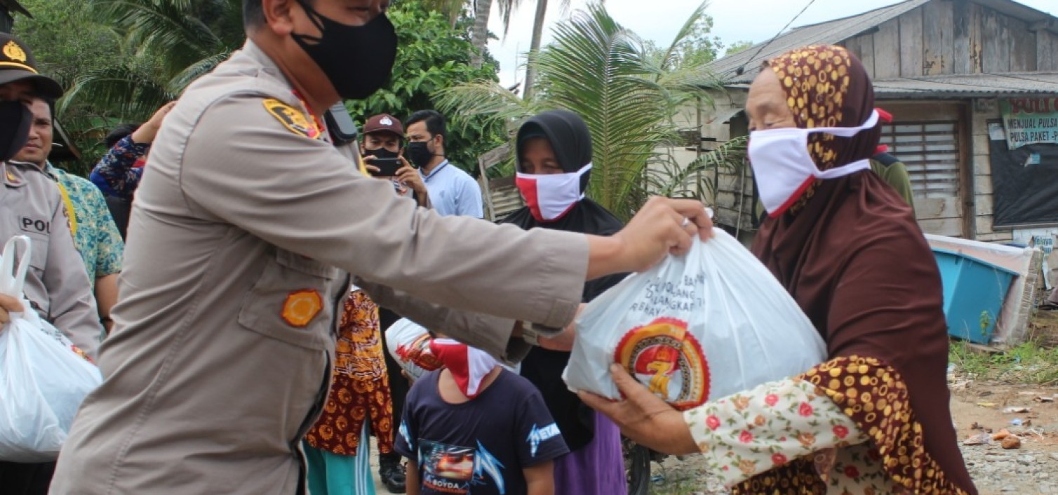 Kaplores bangka tengah salurkan bantuan paket sembako sampai ke pulau dusun nangka