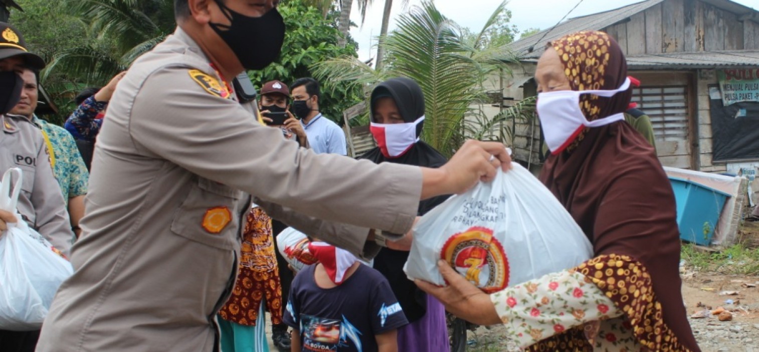 Kaplores bangka tengah salurkan bantuan paket sembako sampai ke pulau dusun nangka