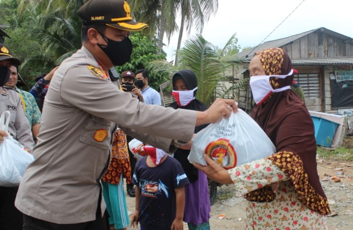 Kaplores bangka tengah salurkan bantuan paket sembako sampai ke pulau dusun nangka