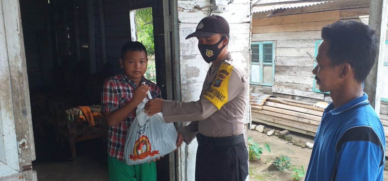 Kapolsek koba salurkan 220 paket sembako dalam rangka menyambut Hari Bhayangkara ke -74