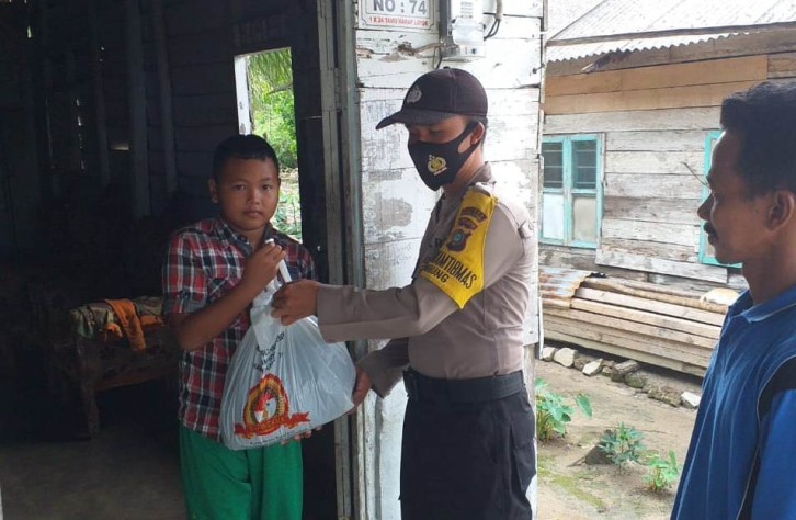 Kapolsek koba salurkan 220 paket sembako dalam rangka menyambut Hari Bhayangkara ke -74