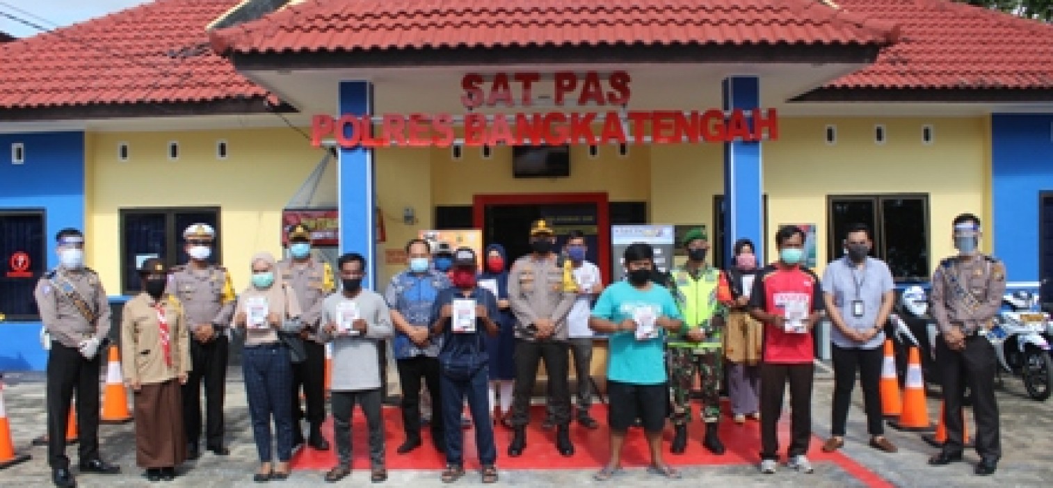 Dalam rangka menyabut hari bhayangkara ke-74 kapolres bangka tengah bagikan SIM gratis kepada masyarakat Kab.bangka tengahg