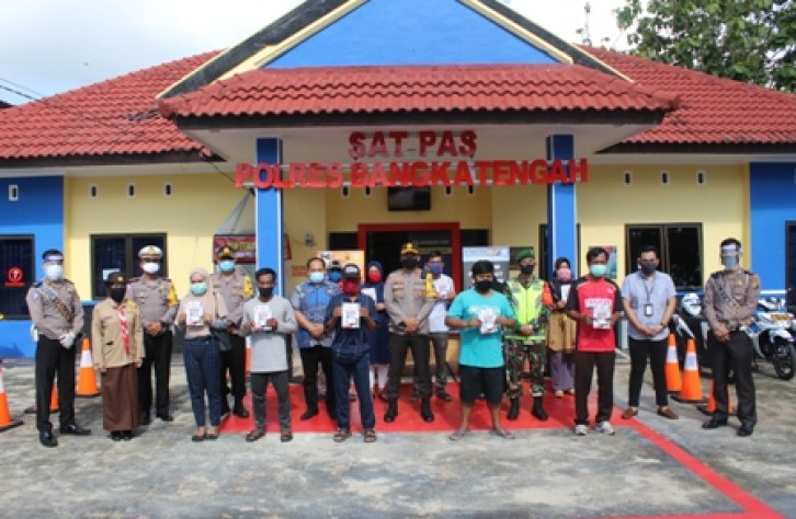 Dalam rangka menyabut hari bhayangkara ke-74 kapolres bangka tengah bagikan SIM gratis kepada masyarakat Kab.bangka tengahg