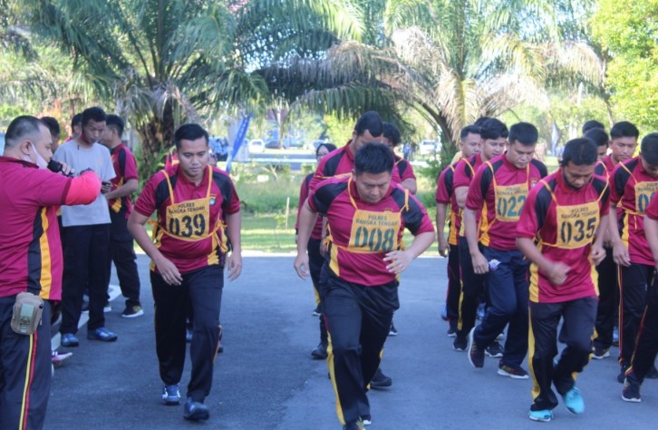 Jaga Kebugaran Tubuh, anggota Polres Bangka Tengah Ikuti Tes Kesemaptaan Jasmani Semester I