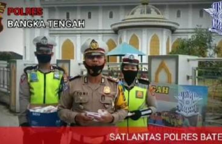 Menjelang perayaan Hari Kemardekaan RI ke 75 Sat Lanats Polres Bangka Tengah bagikan masker dan Hand Sanitizer